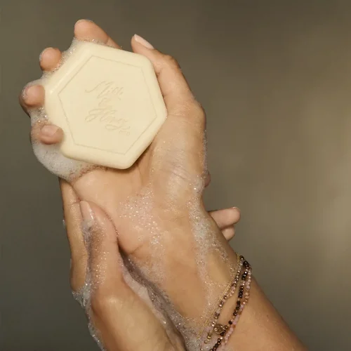 46971 Oriflame - Thanh xà phòng Oriflame Milk and Honey Gold Creamy Soap Bar từ Sữa và Mật Ong giúp dưỡng ẩm, làm mềm da – 90 gram 2 thành xà phòng tắm oriflame Milk and Honey Gold Creamy Soap Bar 46971
