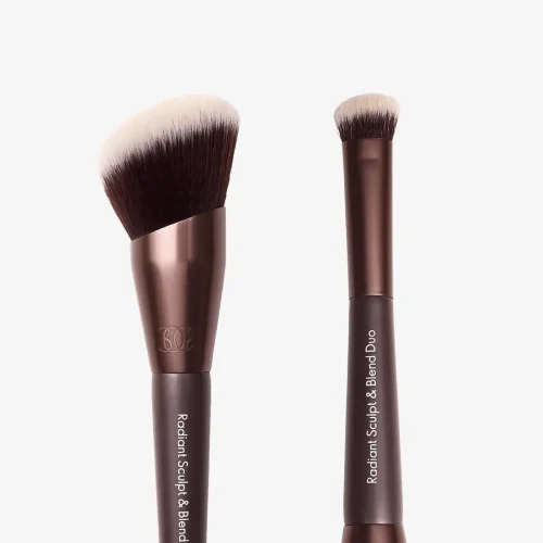 47823 Oriflame – Cọ thoa kem nền và che khuyết điểm Oriflame Radiant Sculpt and Blend Duo Brush với thiết kế đa năng, tán kem hoàn hảo – 17cm 2 cọ tán kem nền và che khuyết điểm oriflame 47823
